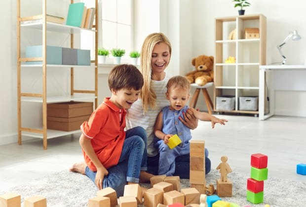 Brinquedo infantil encaixe de madeira